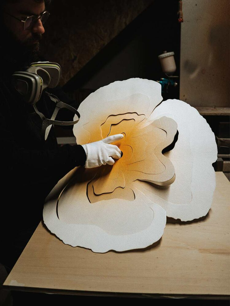 Luminaire en cuir façon pétale de fleur imaginé par l’architecte américain Ingrao.