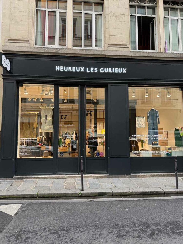 Heureux les Curieux a ouvert en mars 2018 rue du Pont-aux-Choux à Paris.