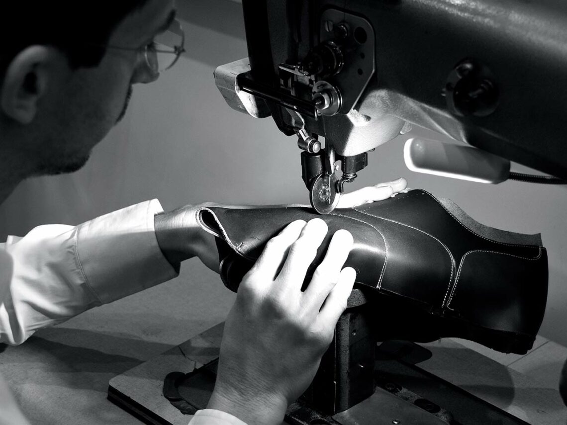 Dans son atelier, Édouard Caillé maîtrise toutes les étapes de la création de souliers.