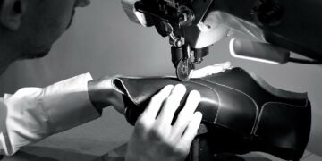 Dans son atelier, Édouard Caillé maîtrise toutes les étapes de la création de souliers.