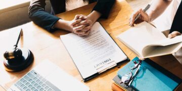 Connectez-vous lors du séminaire pour tout savoir sur la transmission d’entreprise - Photo © AdobeStock.