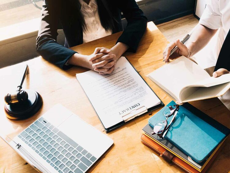 Connectez-vous lors du séminaire pour tout savoir sur la transmission d’entreprise - Photo © AdobeStock.