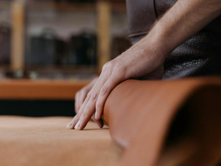 Le savoir-faire français de la tannerie française se perpétue depuis des générations - Photo © Cottonbro - Pexels.