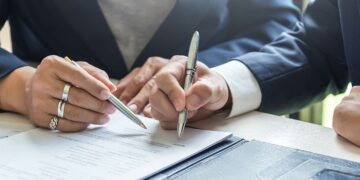 Connectez-vous lors du séminaire pour tout savoir sur la transmission d’entreprise - Photo © AdobeStock - Amnaj.