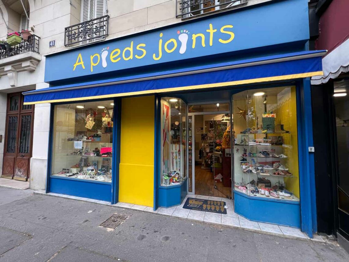 La boutique À pieds joints se situe rue des Gâtines dans le XXe arrondissement de Paris.