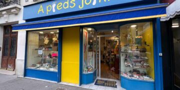 La boutique À pieds joints se situe rue des Gâtines dans le XXe arrondissement de Paris.