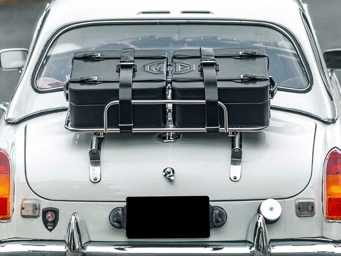 Cette paire de valises, logée dans un porte-bagage à l’arrière d’une voiture MGB des années 80, a été imaginée en accord avec le style épuré et british du constructeur.