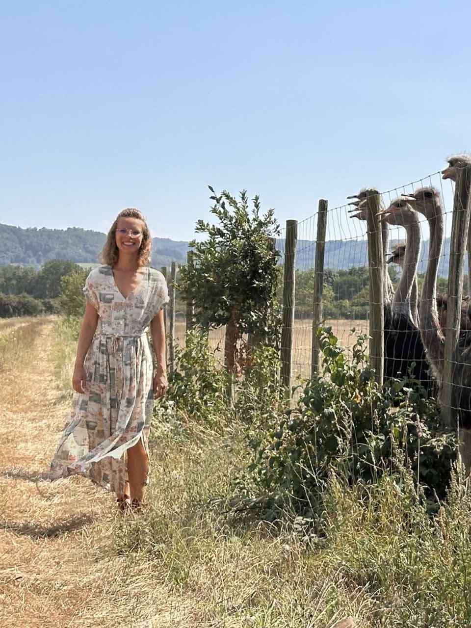 Marie Veyron, fille d’éleveurs en Isère, s’engage à dynamiser le cuir d’autruche français et à diversifier ses usages.