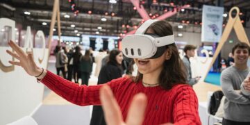 Des modules en réalité virtuelle permettront bientôt aux étudiants d'explorer une tannerie à 360°, casque sur la tête.