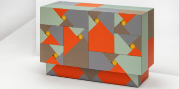 Le cabinet à tiroirs Margo Scrinii est la pièce phare de Martino Gamper pour Giobagnara Art Edition. Ses aplats colorés, tels des collages, et ses poignées encastrées en cuir velouté jaune réinterprètent avec audace la marqueterie de cuir.