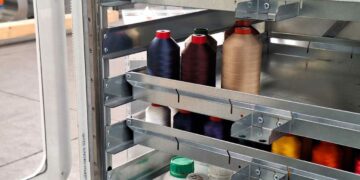 Le système détecte automatiquement la hauteur et place l’objet à ranger sur le plateau le plus adapté, optimisant ainsi la capacité de stockage.