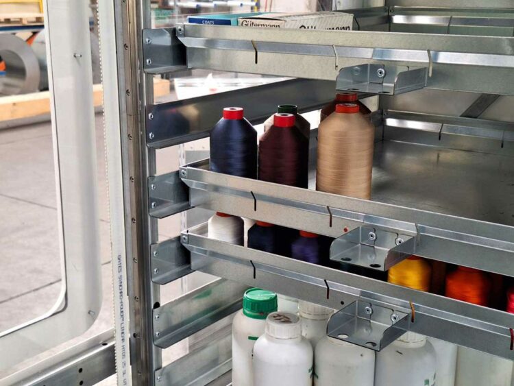 Le système détecte automatiquement la hauteur et place l’objet à ranger sur le plateau le plus adapté, optimisant ainsi la capacité de stockage.