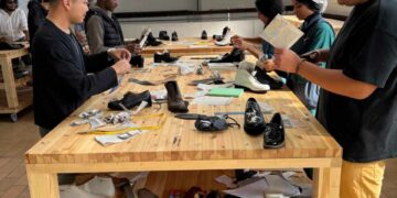 À l’École de la Réparation à Roubaix, 20 élèves sous contrat avec l'association et salariés au SMIC, suivent à temps plein une formation d'« Artisanat sneakers, maroquinerie et textile ».