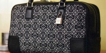 Loewe, Amazona en cuir et toile Anagram, campagne Holiday 2021.
