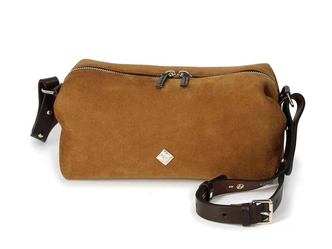 Le sac Sohna, souple et généreux, s’enrichit d’un nouveau format medium pour la collection anniversaire Herbert Frère Sœur.